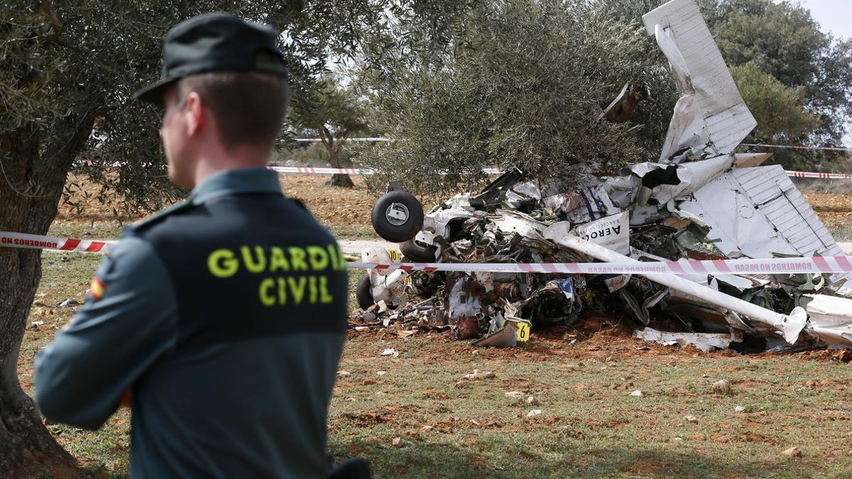 Aspecto en el que ha quedado la avioneta, que había salido de Sabadell, tras estrellarse este miércoles entre las localidades madrileñas de Perales de Tajuña y Valdilecha.