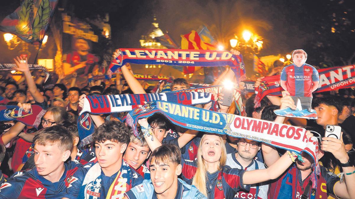 El Levante UD celebra por toda Valencia el ascenso a primera división conseguido tras la victoria por 2-3 ante el Burgos en la penultima jornada de la Liga Hypermotion. Plaza del Ayuntamiento