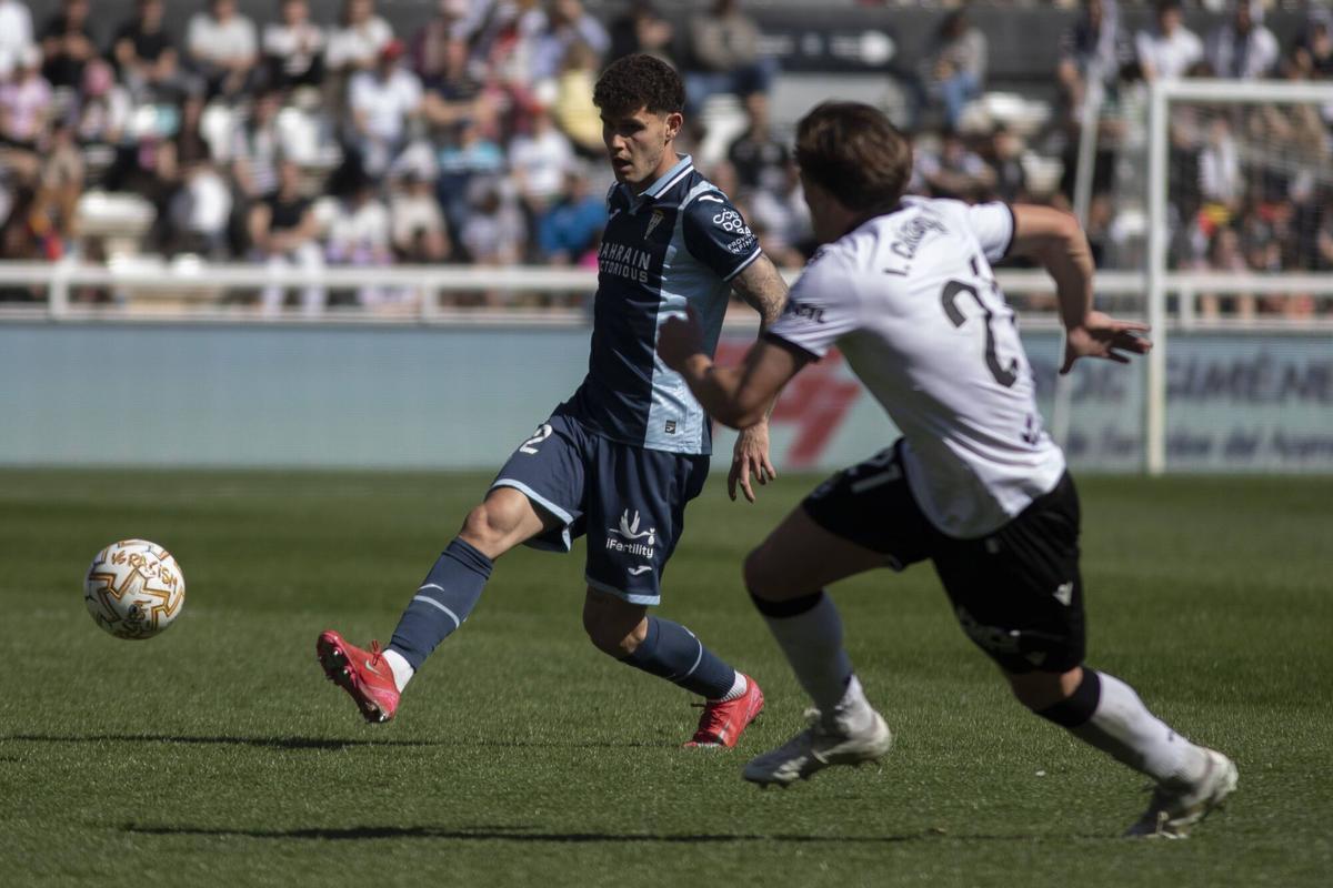 Álvaro Trilli realiza un pase ante el Burgos en El Plantío, en su último encuentro con el Córdoba CF hasta la fecha.