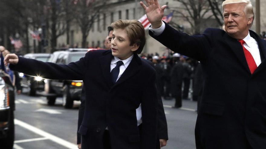 Barron Trump con su padre.