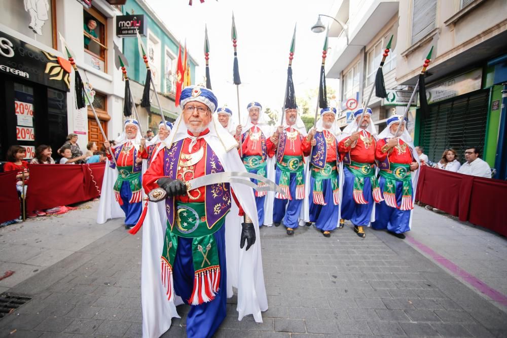 El bando de la media luna ofreció un majestuoso espectáculo en el segundo gran desfile de los Moros y Cristianos de la ciudad