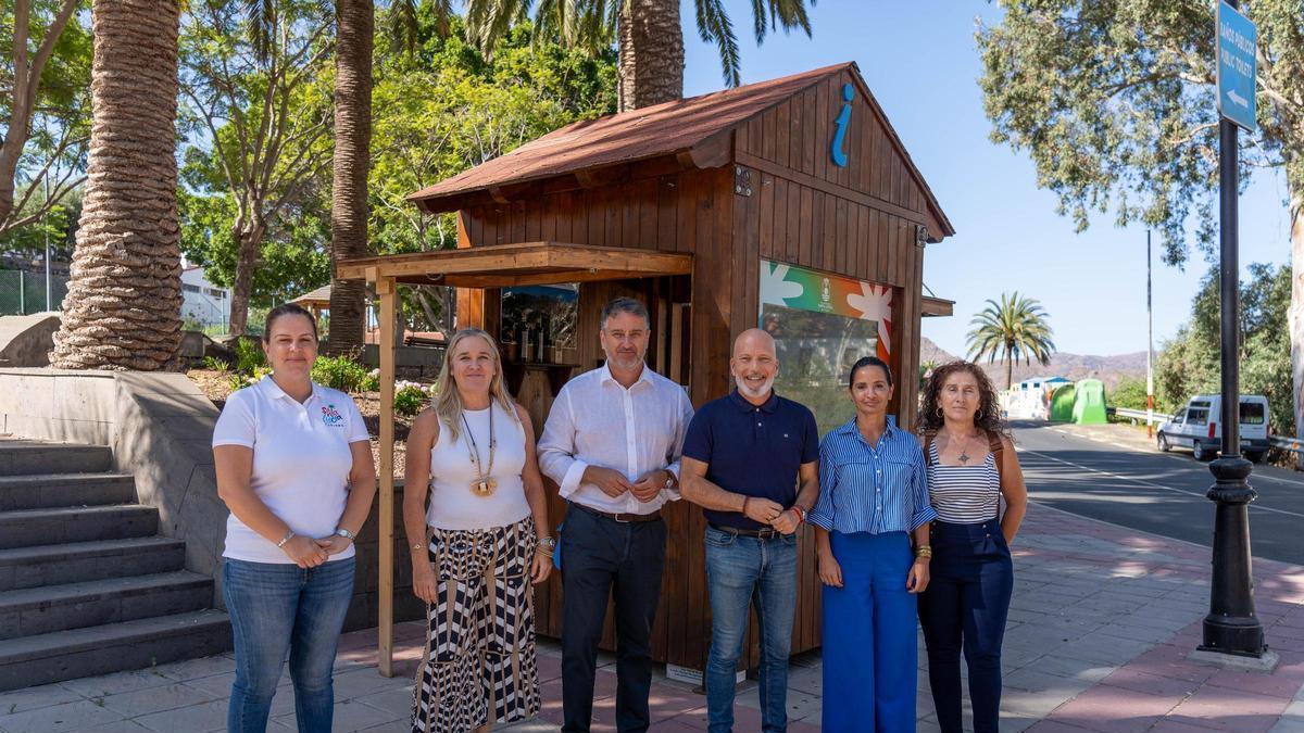 Los concejales Julio Ojeda y Sergio Vega junto a técnicas municiapales frente a la oficina de información turística.