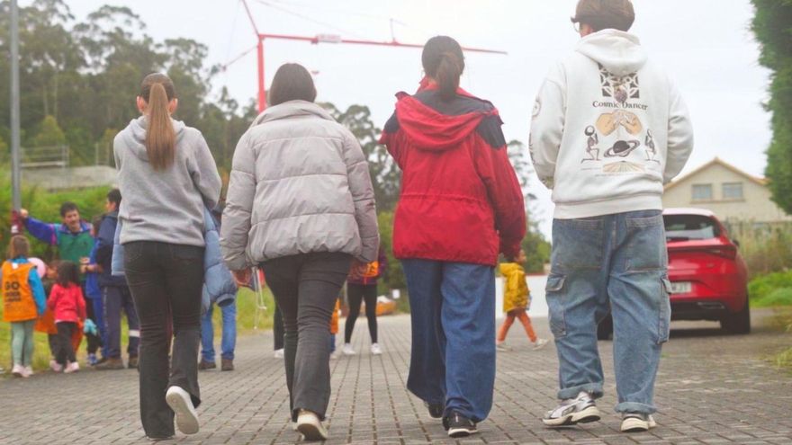 Un grupo de menores, a la entrada de un centro educativo. |  FdV