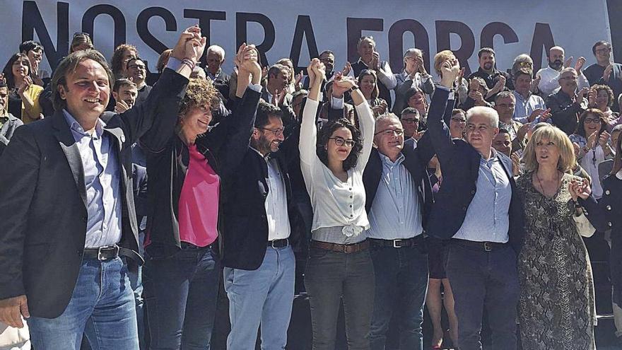 Jaume Font con los diferentes candidatos de El Pi durante el acto de presentaciÃ³n de las listas celebrado ayer en Manacor.