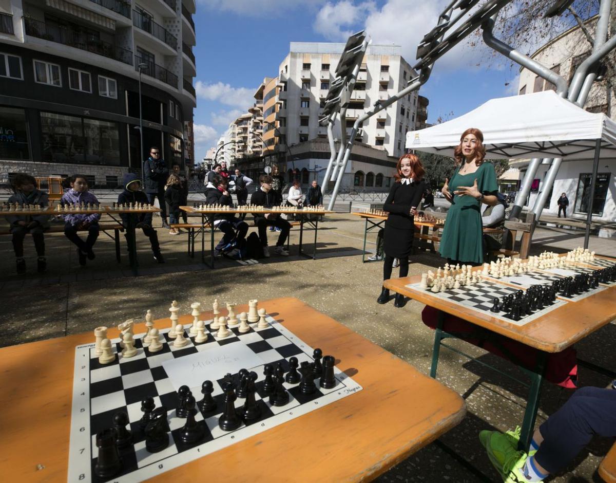 Juego de ajedrez para celebrar el 8M en Vila
