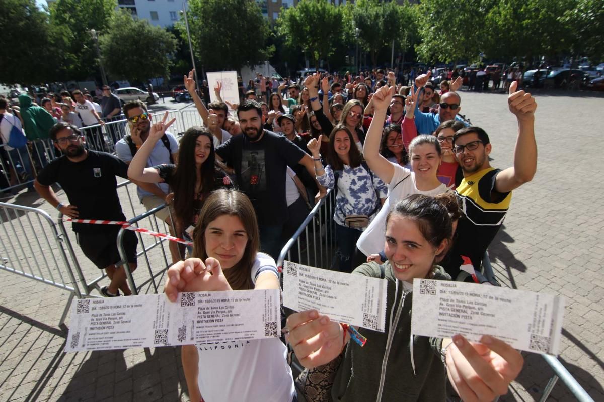 Largas colas para retirar las invitaciones del concierto de Rosalía