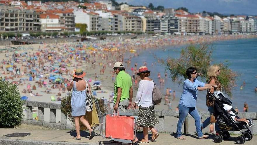 Turistas disfrutando de la playa de Silgar de Sanxenxo. // Gustavo Santos