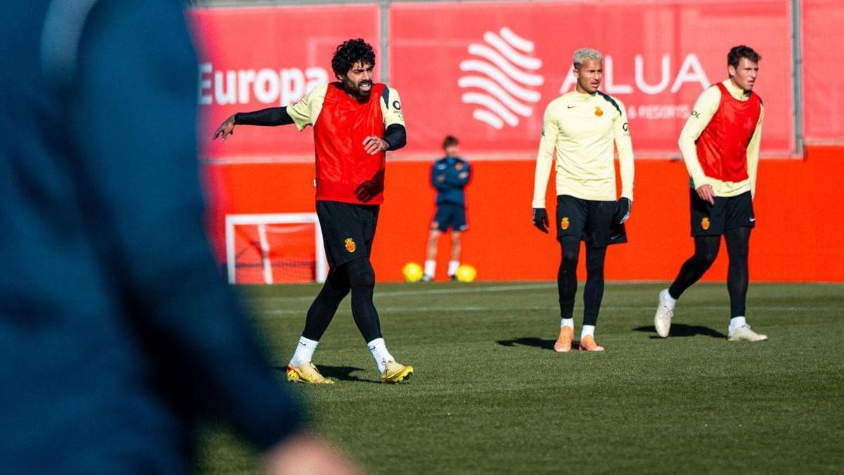 Samu Costa, junto a Mateo Joseph, durante un entrenamiento de esta semana.