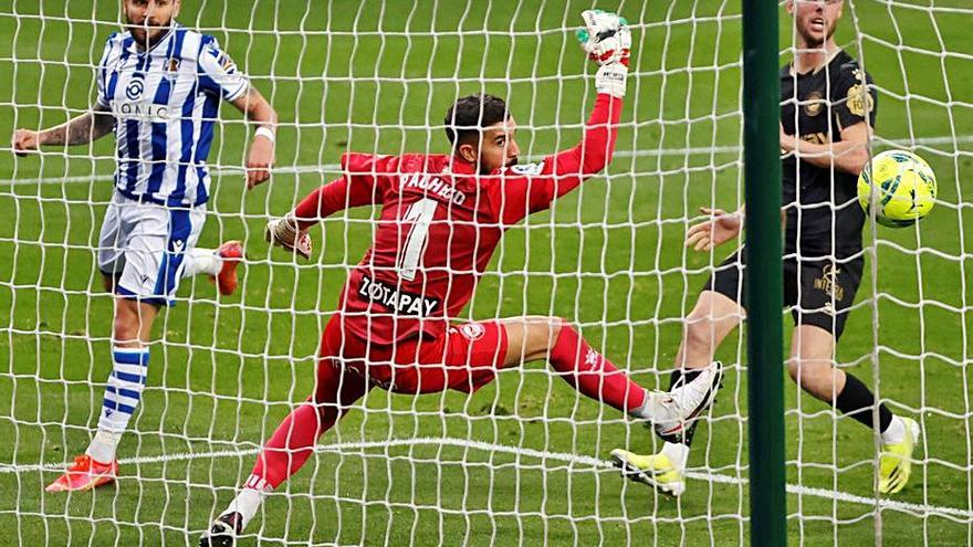 Portu anota el cuarto gol de la Real, ayer en Donostia. | EFE/JAVIER ETXEZARRETA