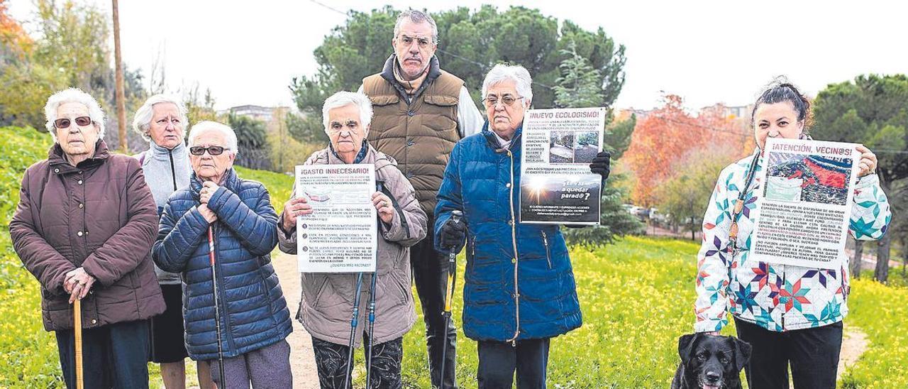 Vecinos de Aguas Vivas, este martes, expresan su rechazo a la obra.