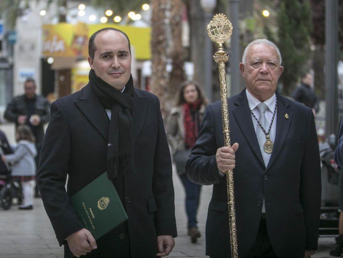 Óscar López, a la izquierda, cuando fue pregonero de la Semana Santa de Elche
