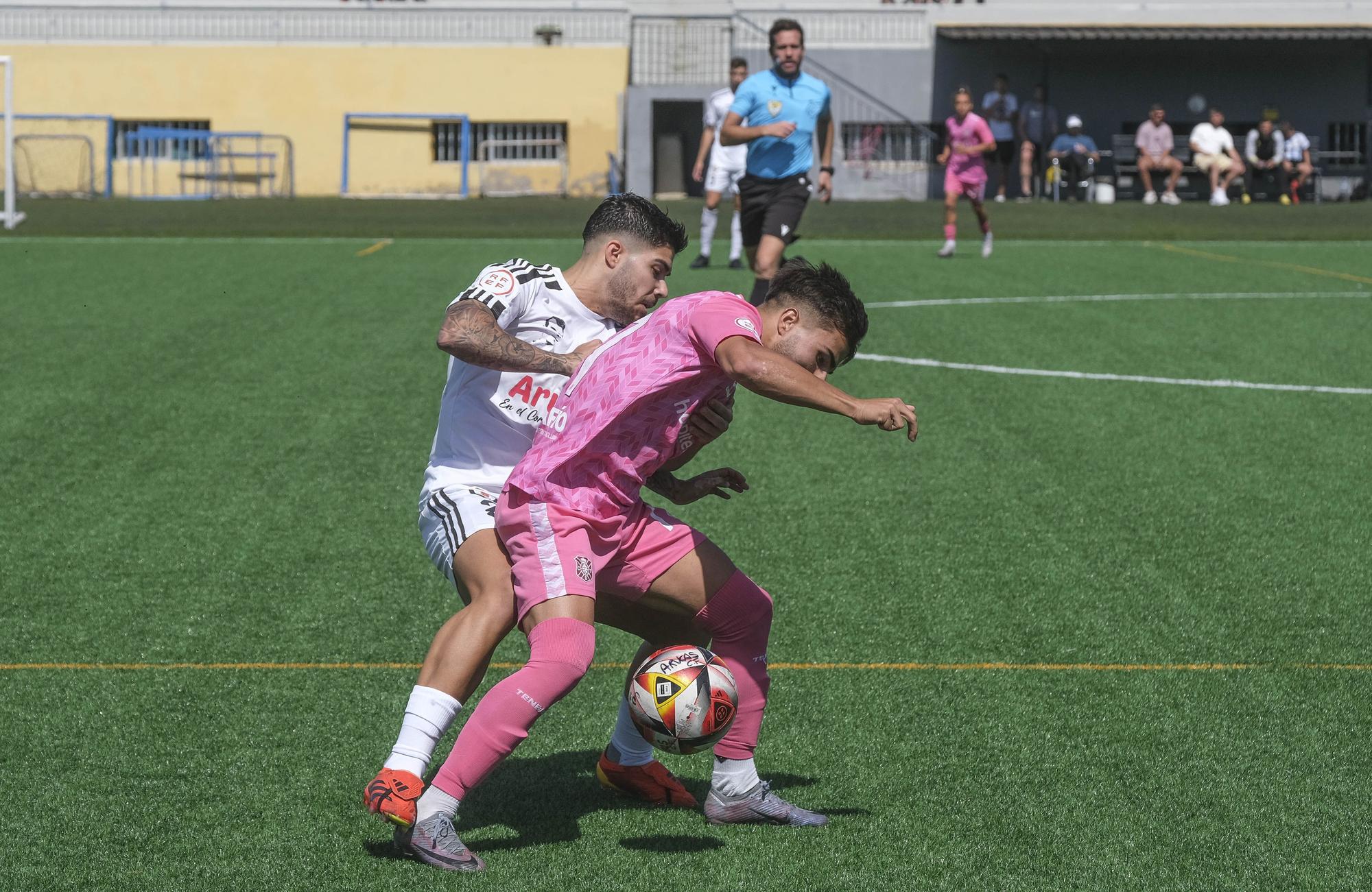 Imágenes del encuentro disputado por el Arucas y el CD Tenerife B, de Tercera División.