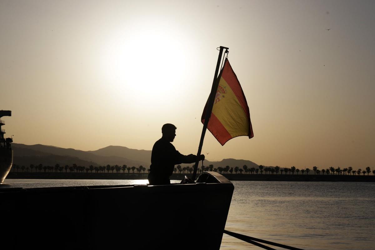 La bandera de España se insta antes de dar comienzo los movimientos del MARSEC-2022