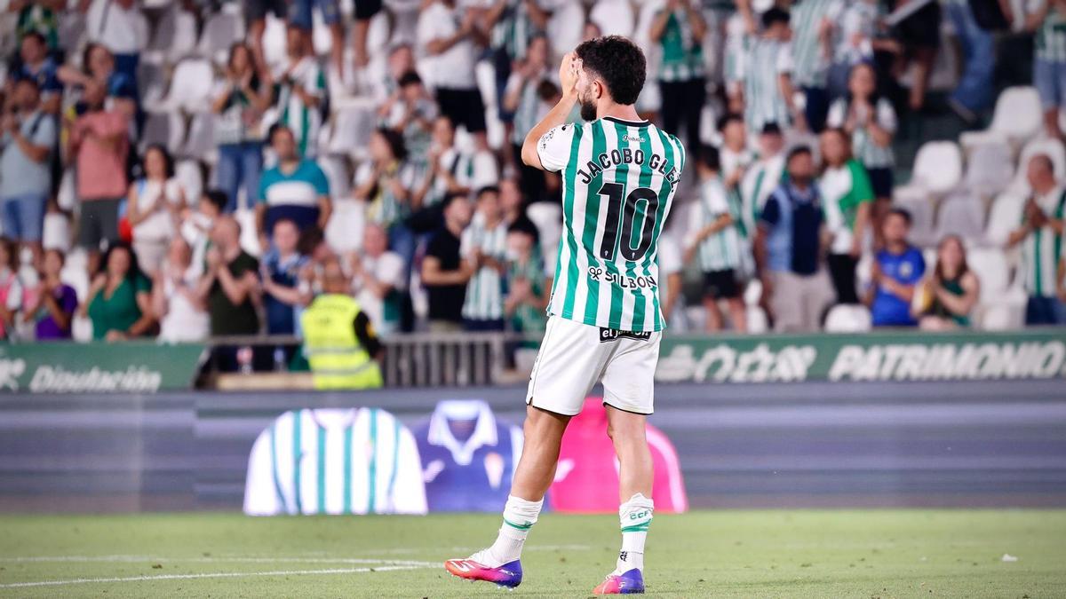 Jacobo González aplaude a la grada en su último encuentro con el Córdoba CF, ante el Huesca.