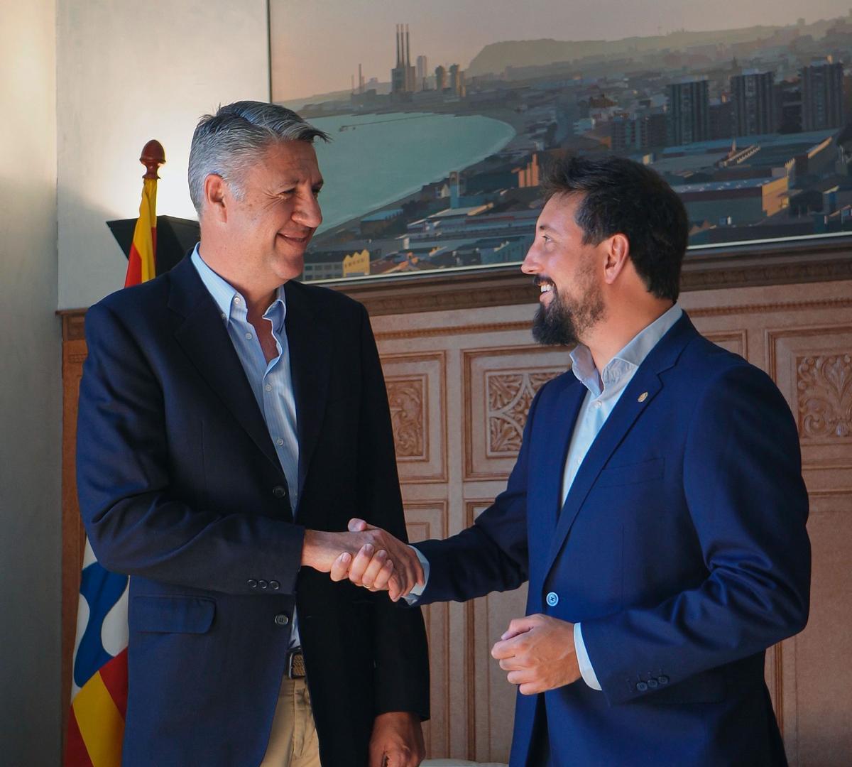 El alcalde, Xavier Garcia Albiol y el presidente local del PSC, Fernando Carrera, sellan un acuerdo para ampliar las inversiones del Ayuntamiento de Badalona