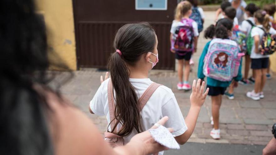 Un grupo de niños entra al centro escolar.