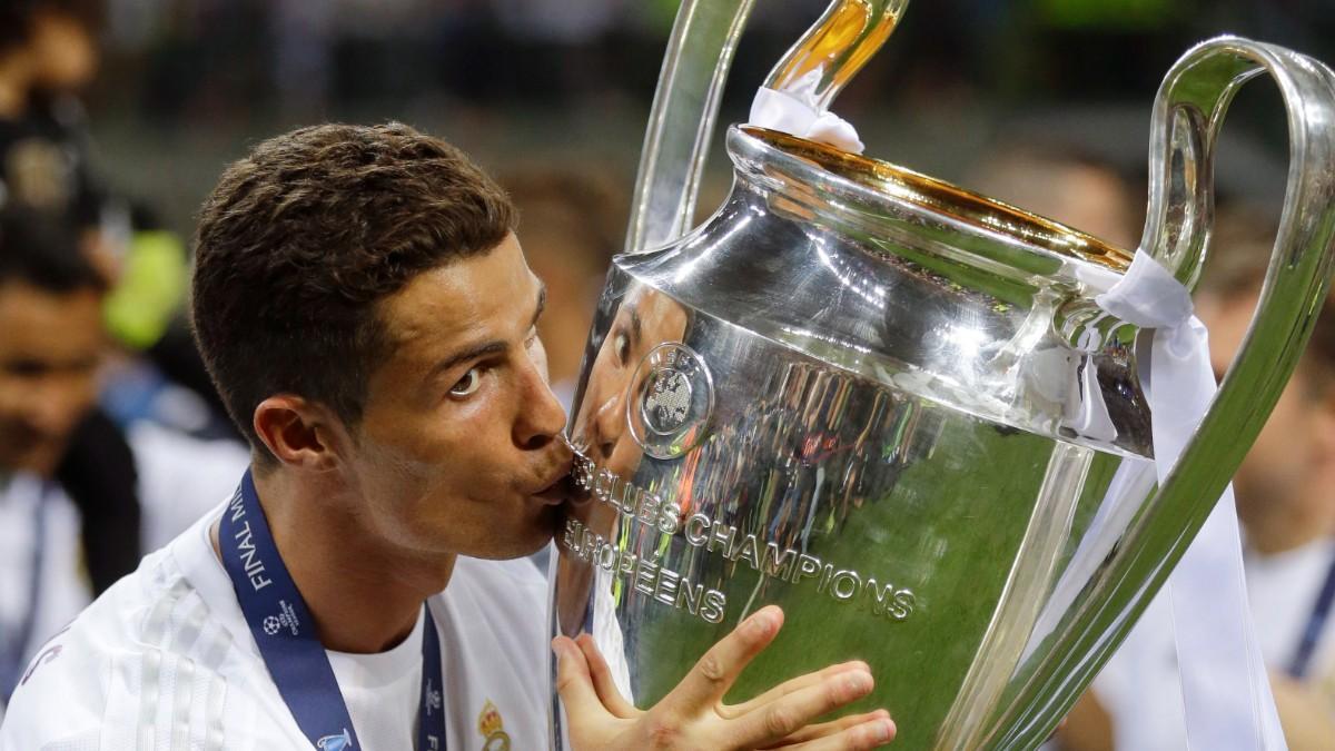 Cristiano Ronaldo besa el trofeo tras la final de la Liga de Campeones entre el Real Madrid y el Atlético de Madrid en el estadio San Siro de Milán, Italia, el sábado 28 de mayo de 2016.