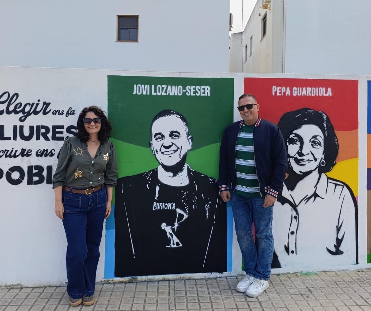 La regidora de Cultura, Rosa Ana Marí, i l'escriptor Jovi Lozano-Seser