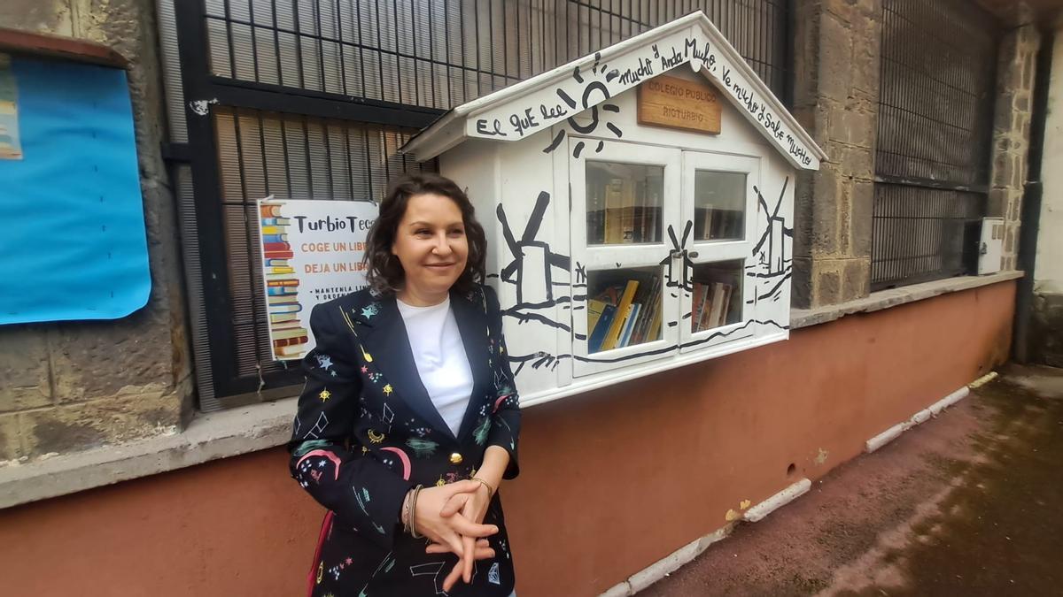 Carmen Zapico, junto al espacio público de «Turbioteca»