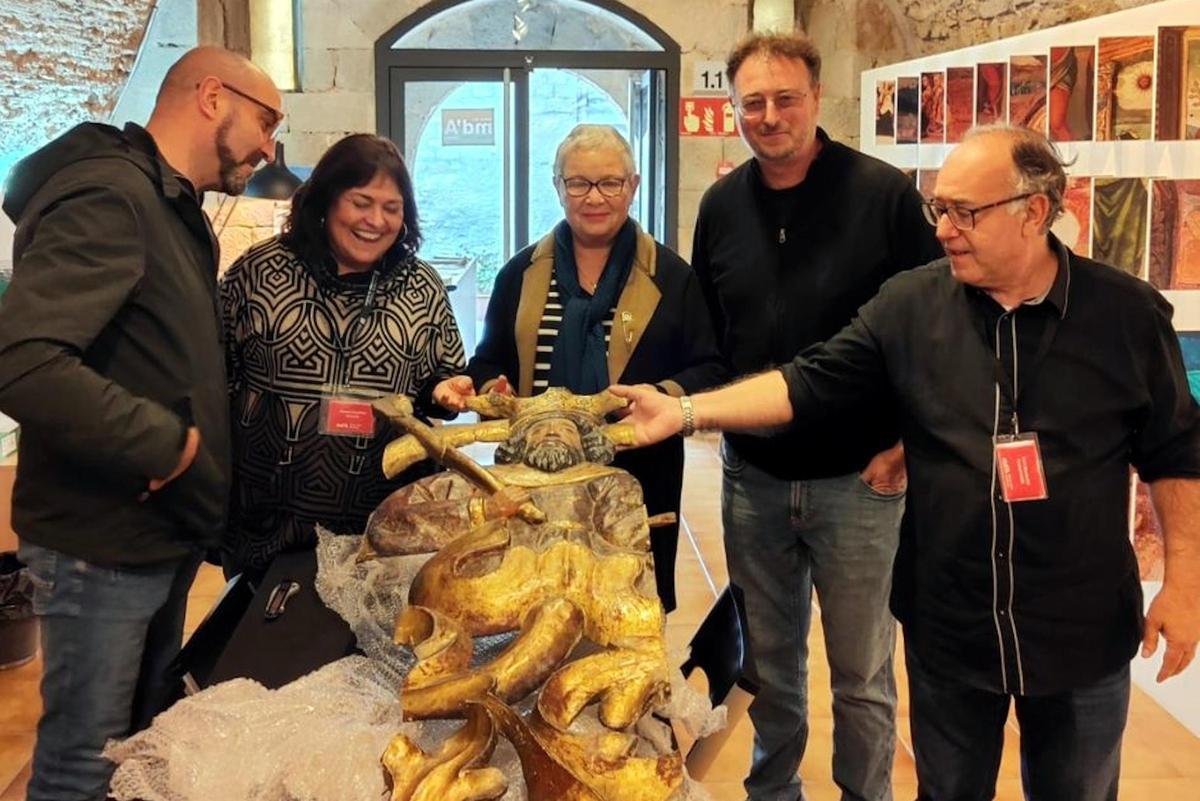 Els Amics del Museu d'Art amb el fragment del retaule de Sant Feliu que han adquirit i donat a l'equipament