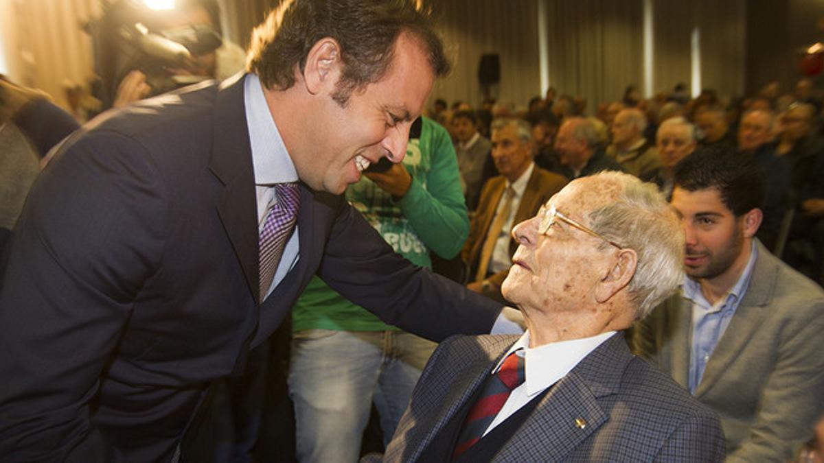 Sandro Rosell saluda a Josep Seguer, durante el homenaje del Barça al defensa y a Antoni Ramallets, el pasado abril