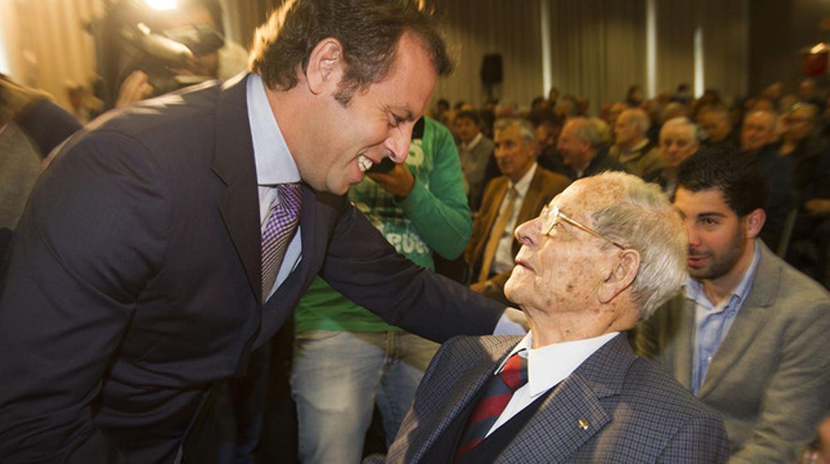 Sandro Rosell saluda Josep Seguer durant l’homenatge del Barça al defensa i a Antoni Ramallets, l’abril passat