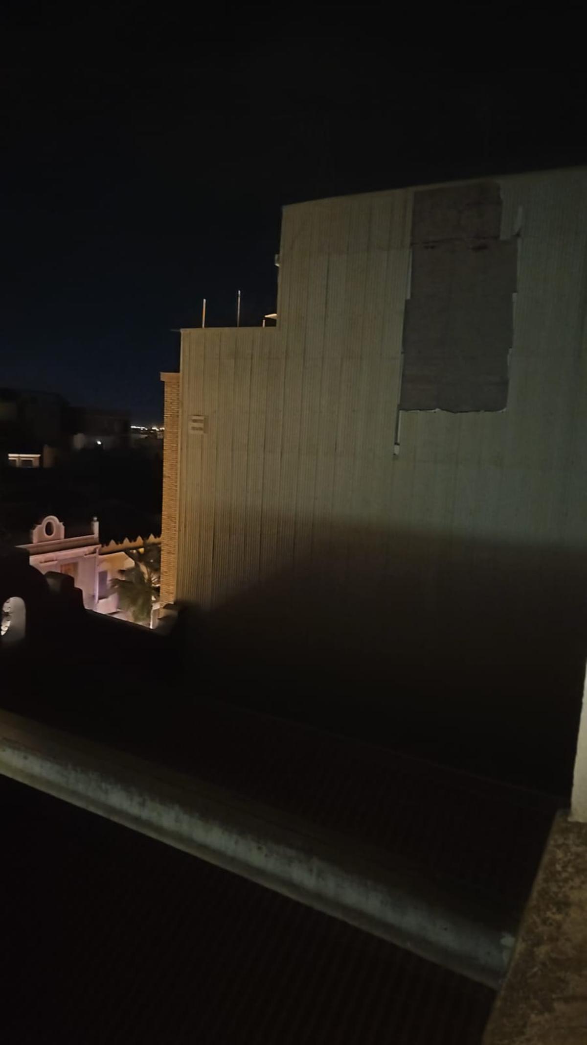El desprendimiento de la fachada producida por el viento en la noche de este miércleos.