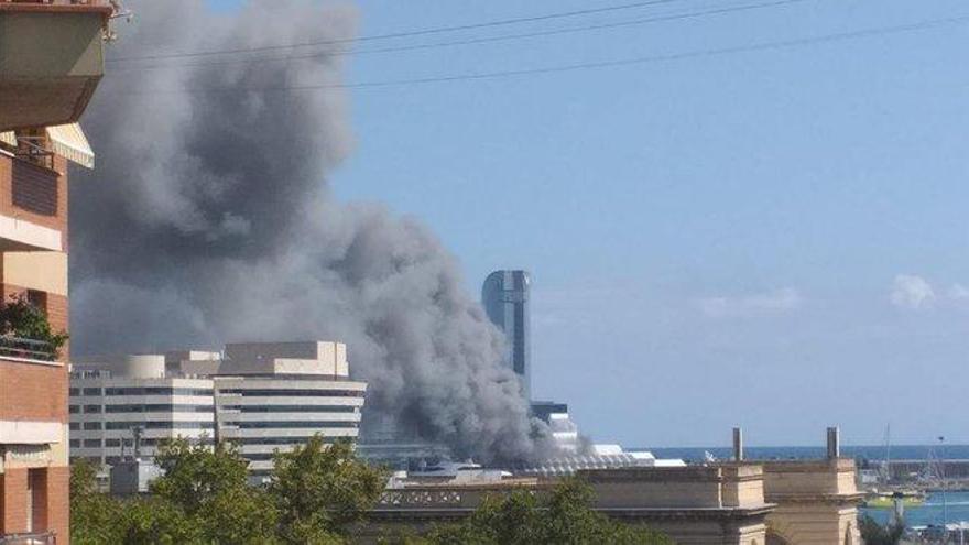 Espectacular incendio en el puerto de Barcelona