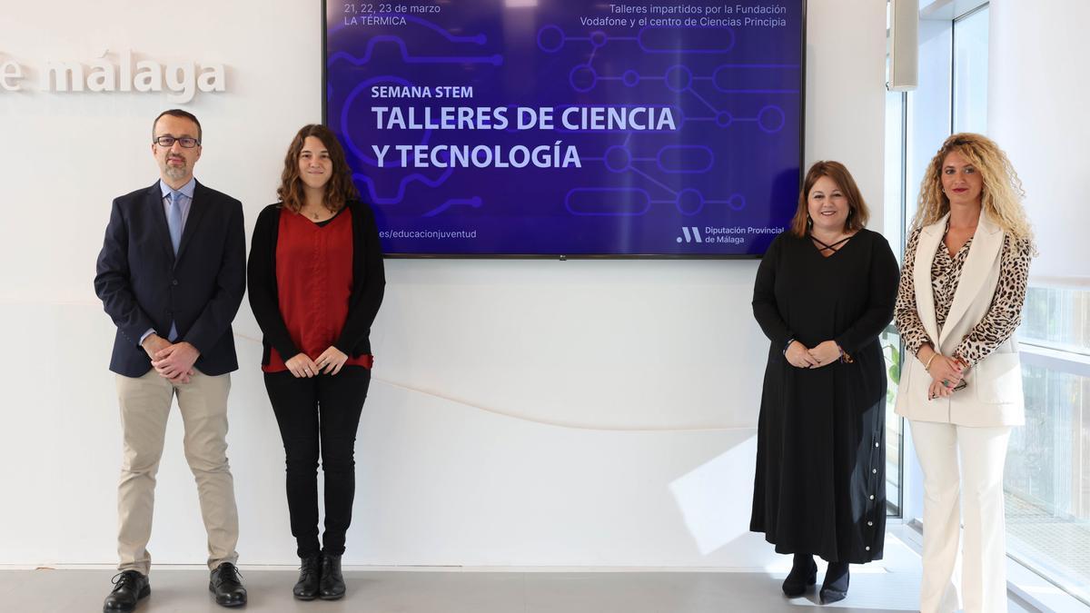 La vicepresidenta segunda de la Diputación, Natacha Rivas, junto a Silvia Avellaneda, directora de Contenidos de Fundación Vodafone España y José Carlos Clavijo, director del Centro de Ciencias Principia, han presentado los talleres.