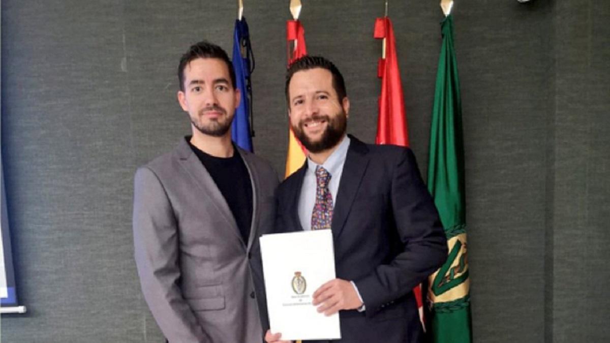 Daniel Bravo, de la Universidad de Córdoba, y Carlos Barceló Seguí, de la Universidad de las Islas Baleares, recogiendo el premio Carlos de Blas Beorlegui