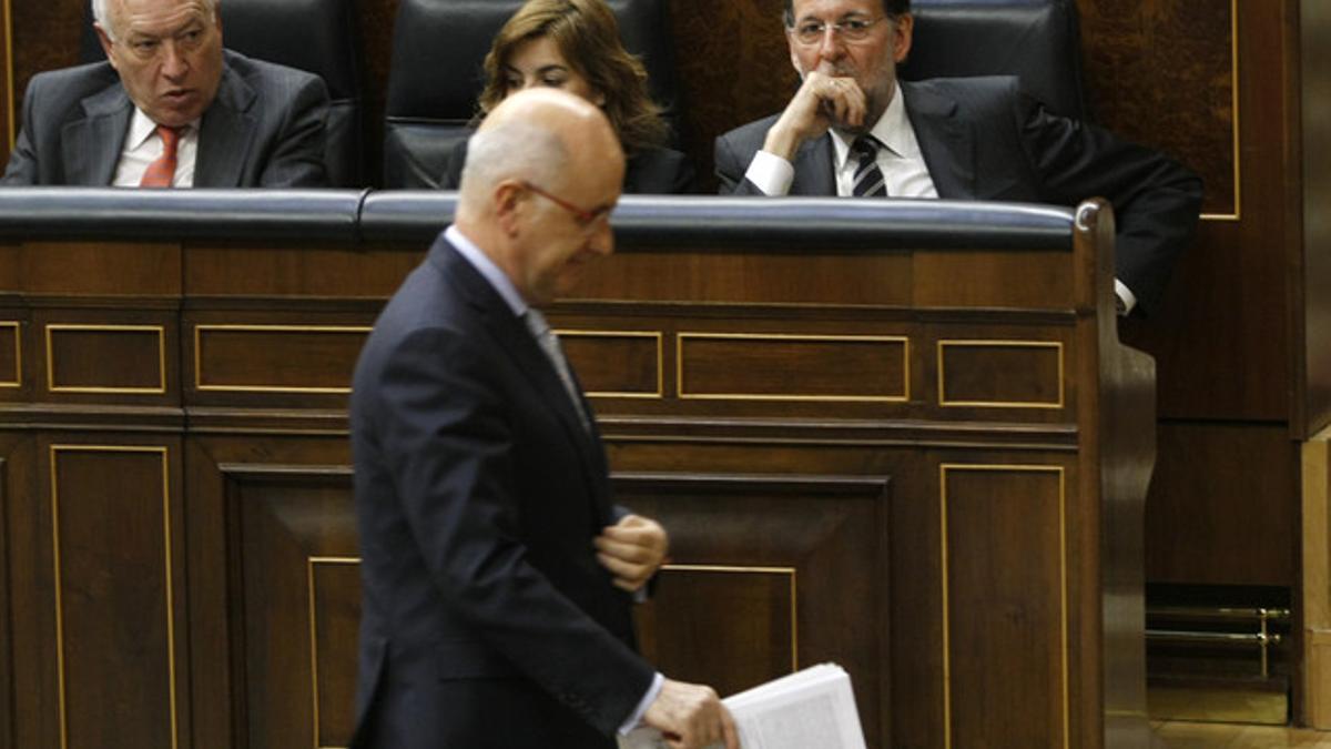 Josep Antoni Duran Lleida pasa por delante de Mariano Rajoy y Soraya Sáenz de Santamaría, el martes, en el Congreso.