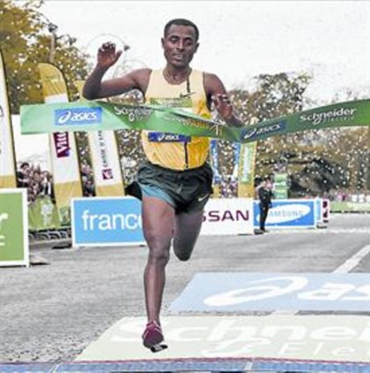 Bekele entra vencedor en la seva primera marató, ahir. Bekele entra vencedor en la seva primera marató, ahir.