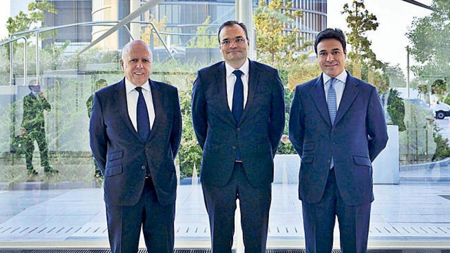De izquierda a derecha, Hilario Albarracín, presidente de KPMG en España; Markus Tacke, CEO de Siemens Gamesa, y David Mesonero, director financiero de Siemens Gamesa.