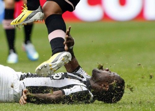 Trozos de césped vuelan alrededor de Kwadwo Asamoah (Juventus) al ser derribado por Egidio Arévalo Ríos (Palermo)