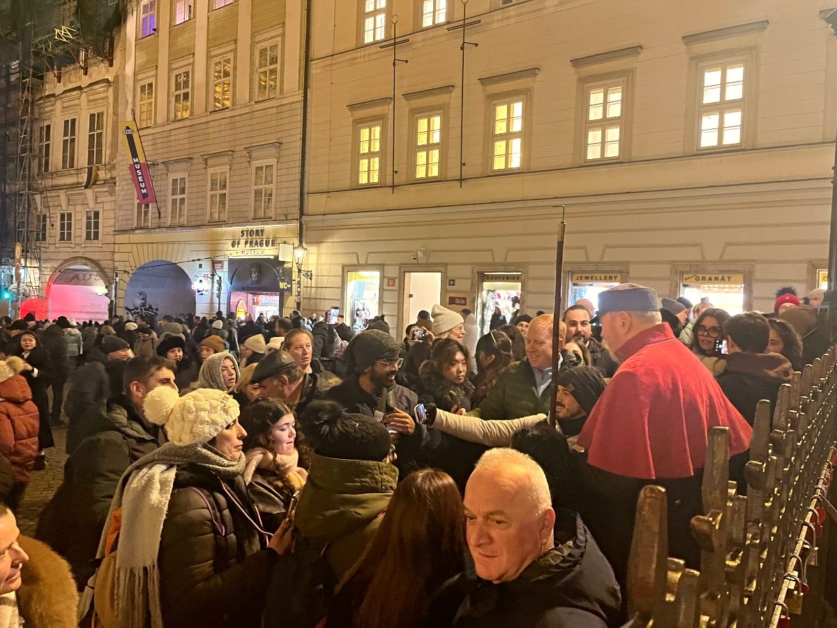 El farolero de Praga es toda una institución en la ciudad.