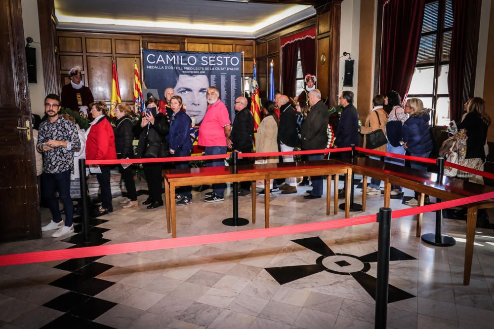 Cientos de personas pasan por delante de la urna con las cenizas del cantante para rendirle el último homenaje