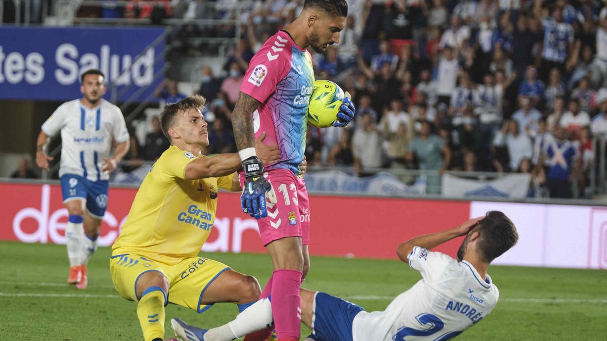 Álvaro Valles observa a Andrés Martín después de que ambos jugadores juntasen sus caras y el delantero del Tenerife cayese al césped al fingir una agresión