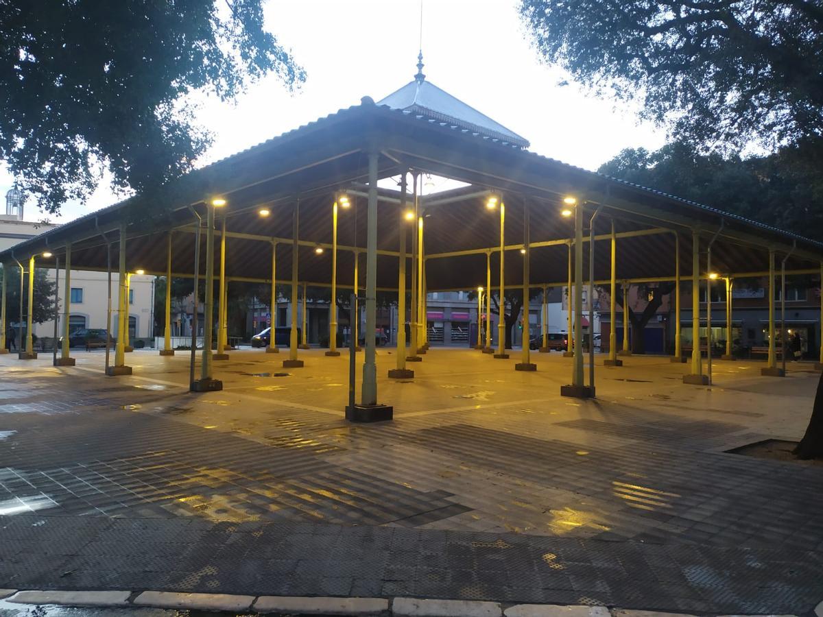 La plaça del mercat de Figueres, buida aquest dijous al matí.