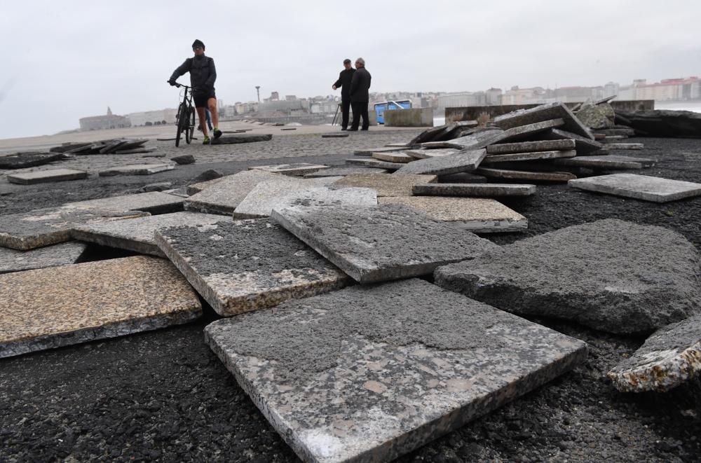 Daños en A Coruña por las olas en alerta roja