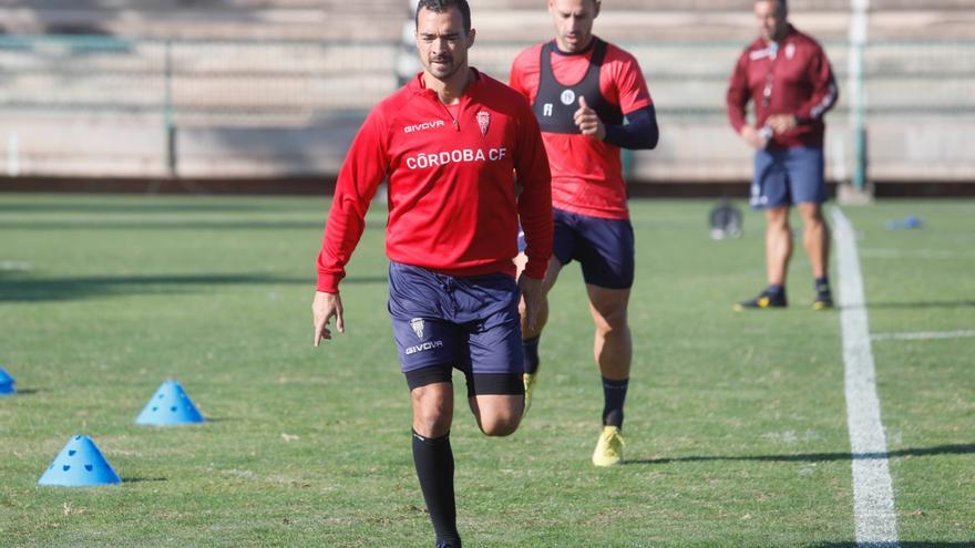 Miguel de las Cuevas, durante el entrenamiento del Córdoba CF en la Ciudad Deportiva, este miércoles.