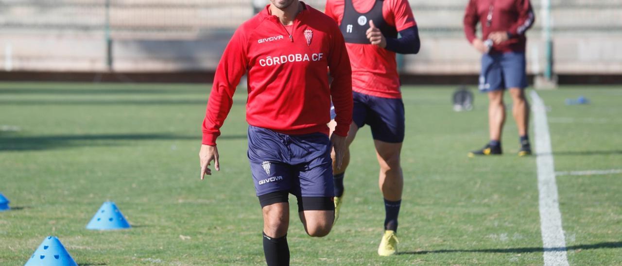 Miguel de las Cuevas, durante el entrenamiento del Córdoba CF en la Ciudad Deportiva, este miércoles.