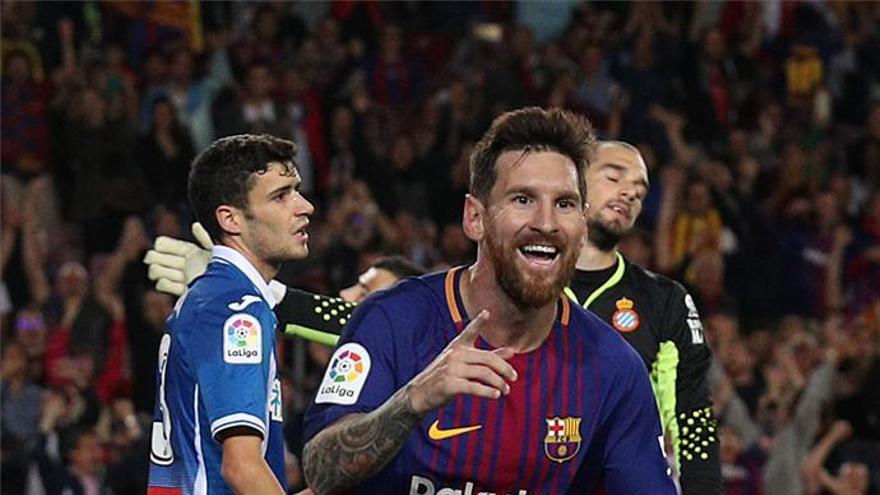 Messi decide el derbi barcelonés con un triplete