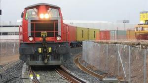 Un tren de mercancías circula hacia el muelle del Prat por el tramo de ancho europeo.