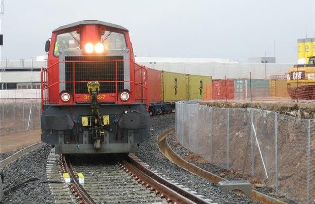 Un tren de mercancías circula por el nuevo tramo de ancho internacional.