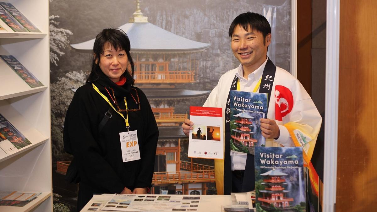 Masako Hattori y So Takeuchi en el stand promocional Kumano Kodo en Fairway