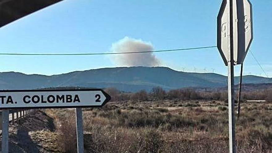 Vista de una columna de humo del incendio de Hermisende.