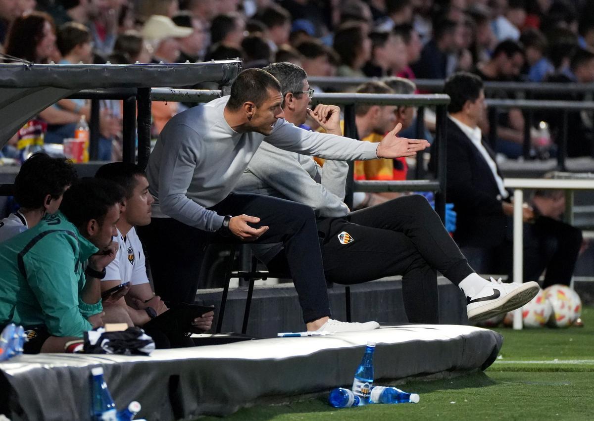 El técnico albinegro, Albert Rudé, en el banquillo, durante un partido disputado en el Estadio Castalia.