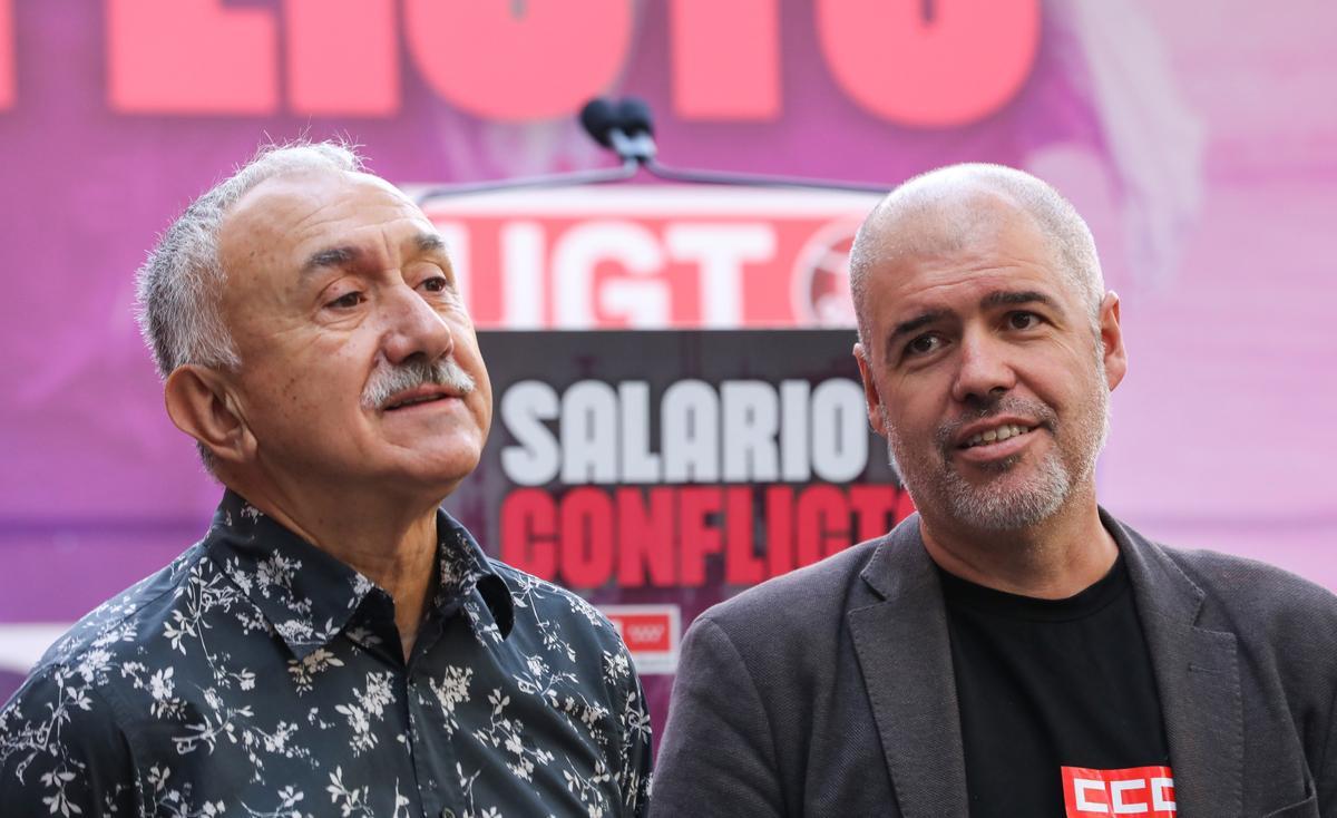 El secretario General de UGT, Pepe Álvarez (i), y el secretario general de CCOO, Unai Sordo (d)