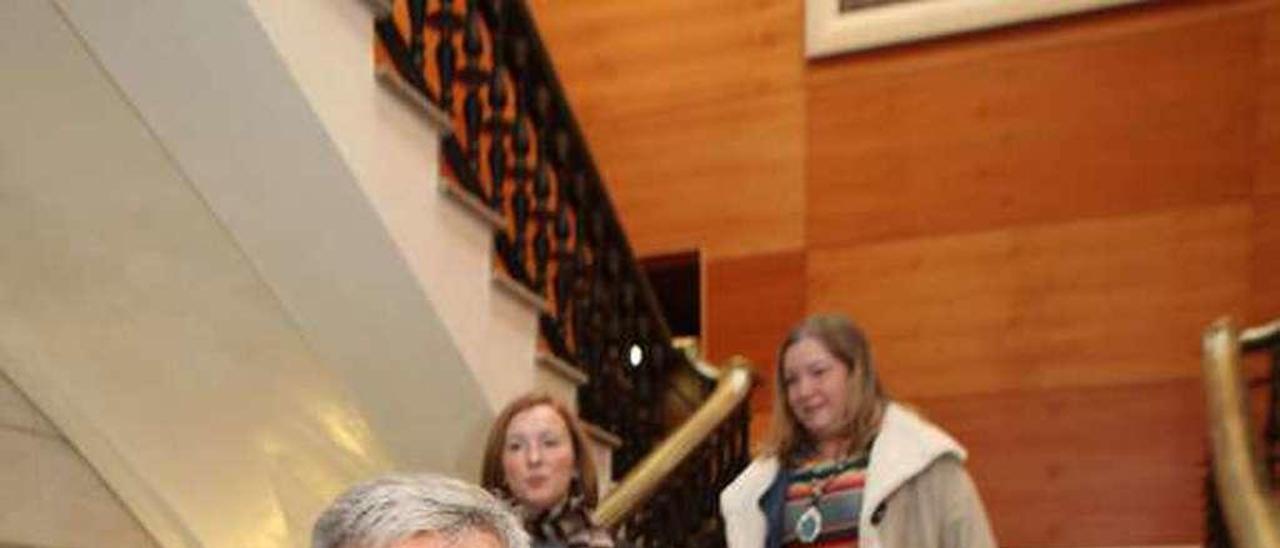 El rector, Santiago García Granda, seguido de las vicerrectoras Eugenia Suárez Serrano y Marta Hernando, en el Ayuntamiento de Gijón.