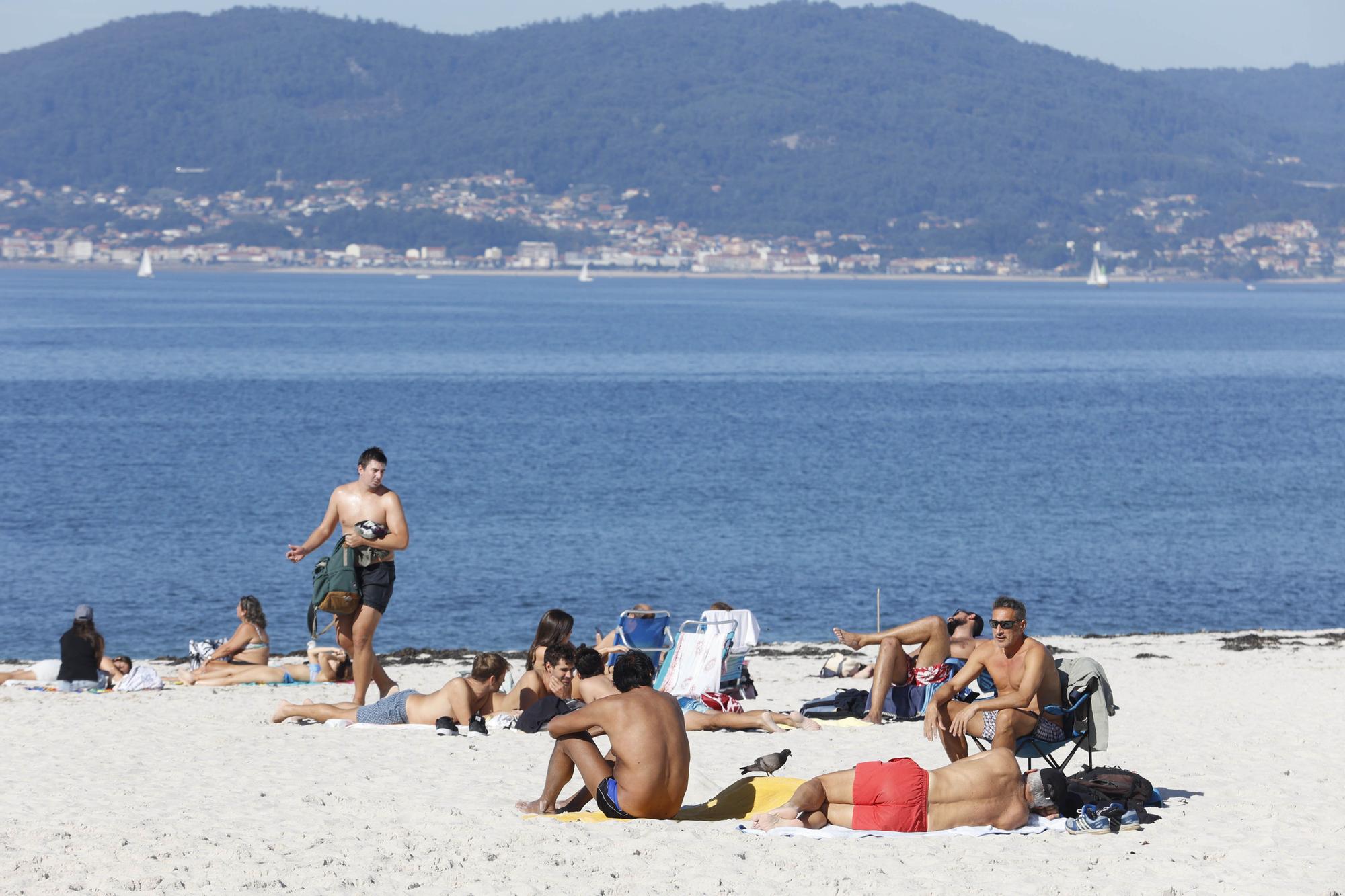 Varias personas disfrutaron del buen tiempo en los arenales vigueses. 